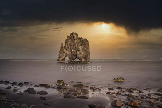 Lunga esposizione colpo di Hvitserkur sotto un cielo tempestoso, Islanda — Foto stock