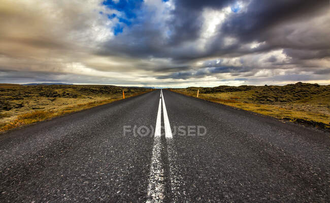 Strada dritta attraverso un paesaggio rurale, Islanda — Foto stock