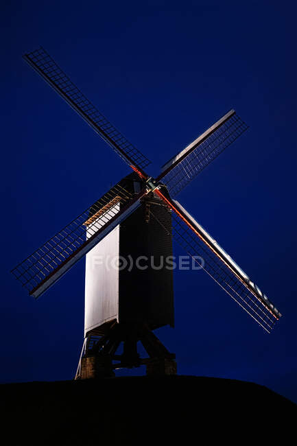 Silhouette d'un moulin à vent la nuit, Bruges, Belgique — Photo de stock