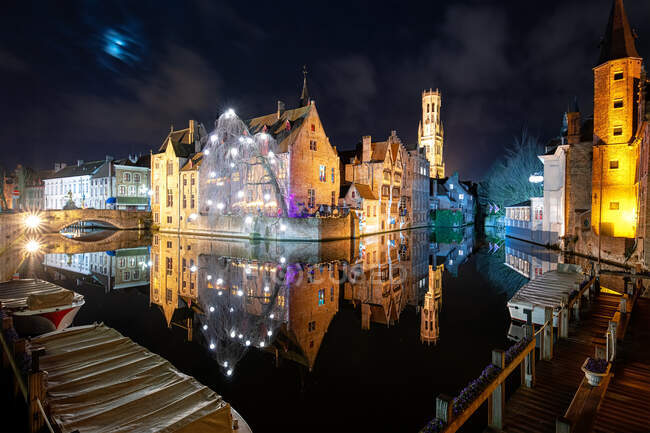 Paysage urbain et beffroi de Bruges la nuit, Bruges, Belgique — Photo de stock