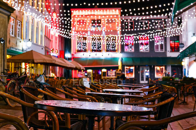 Scène de vie nocturne au centre-ville, Bruges, Belgique — Photo de stock