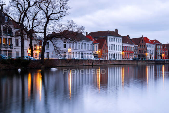 Long plan d'exposition des bâtiments riverains et réflexions dans le canal, Bruges, Belgique — Photo de stock
