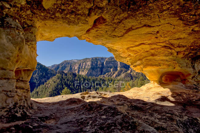 Peep holes natural Arch lungo il percorso telefonico, Sedona, Arizona, USA — Foto stock