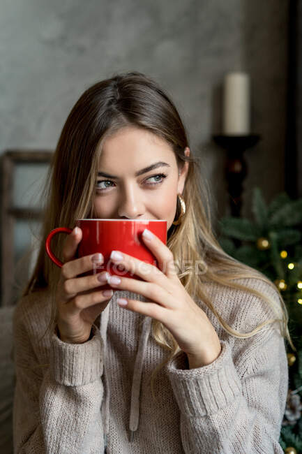 Belle femme buvant une tasse de café — Photo de stock