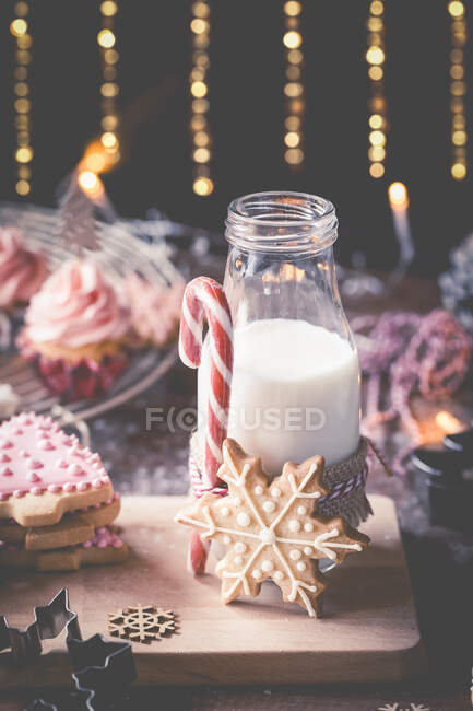 Weihnachtsplätzchen, Cupcakes und eine Flasche Milch — Stockfoto