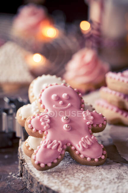 Primo piano di biscotti e cupcake natalizi — Foto stock