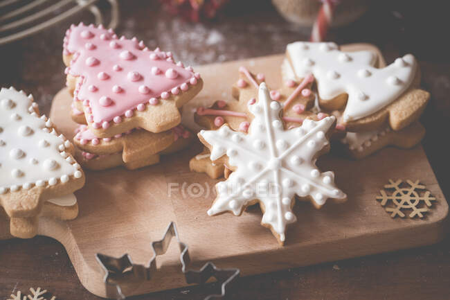 Close-up de biscoitos de Natal em uma tábua de corte — Fotografia de Stock
