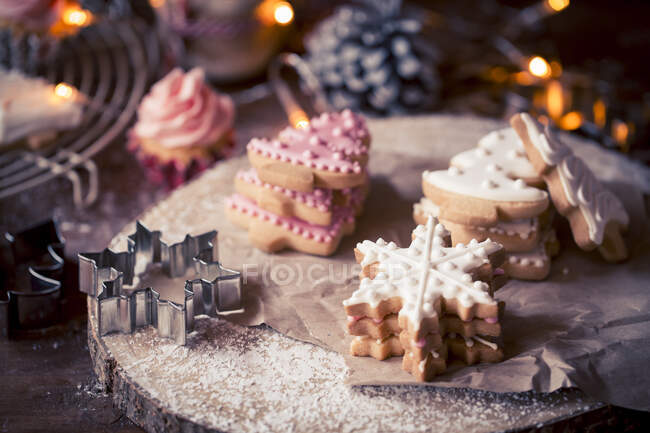 Primo piano di biscotti e cupcake natalizi — Foto stock