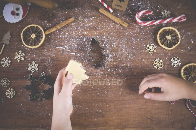Vista aérea de un niño haciendo galletas de Navidad - foto de stock