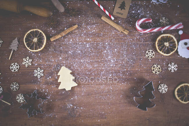 Massa de biscoito e decorações de Natal em uma mesa de madeira — Fotografia de Stock