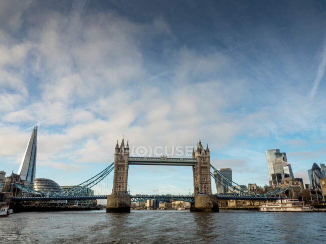 Тауэрский мост и горизонт Сити, Лондон, Англия, Великобритания — стоковое фото