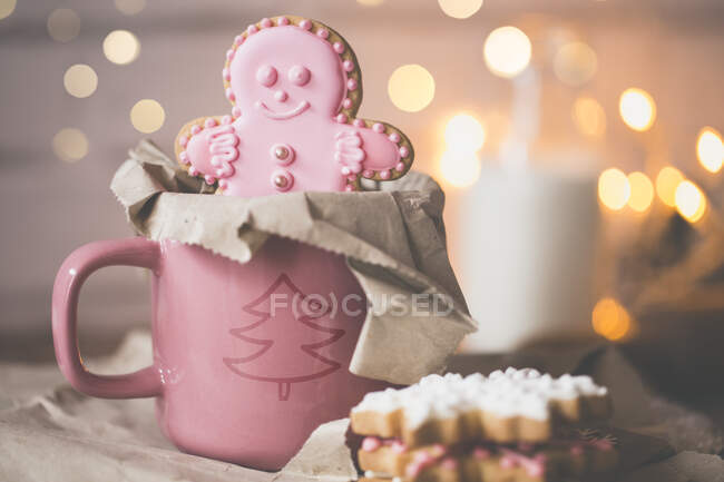 Biscoitos de gengibre de Natal em uma caneca — Fotografia de Stock