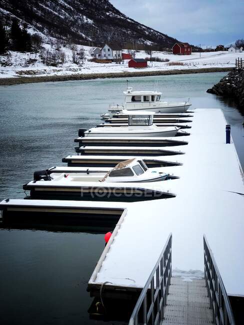 Лодки пришвартованы в гавани, Лекнес, Вествагой, Лофотеном, Нордландом, Норвегией — стоковое фото