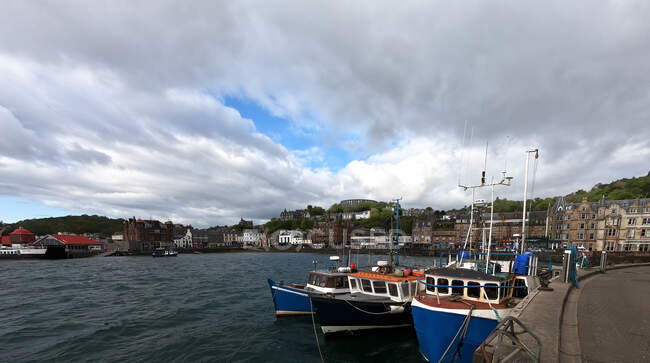 Barcos de pesca amarrados en el puerto, Oban, Argyll y Bute, Escocia, Reino Unido - foto de stock