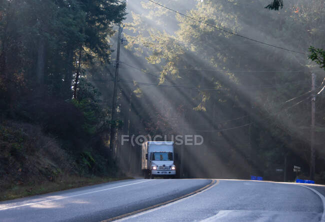 Camión conduciendo a lo largo de una carretera de montaña, Columbia Británica, Canadá - foto de stock