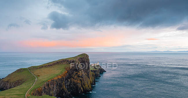Phare de Neist Point, île de Skye, Écosse, Royaume-Uni — Photo de stock