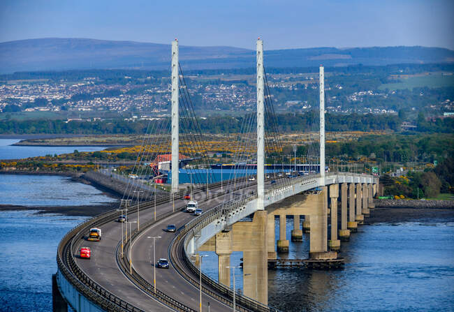 Traffico che attraversa Kessock Bridge, Inverness, Highlands, Scozia, Regno Unito — Foto stock