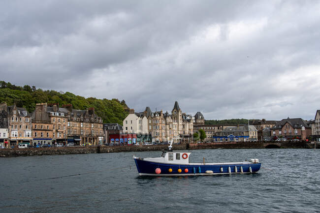 Barco de pesca que navega hacia el puerto de Oban, Argyll & Bute, Escocia, Reino Unido - foto de stock