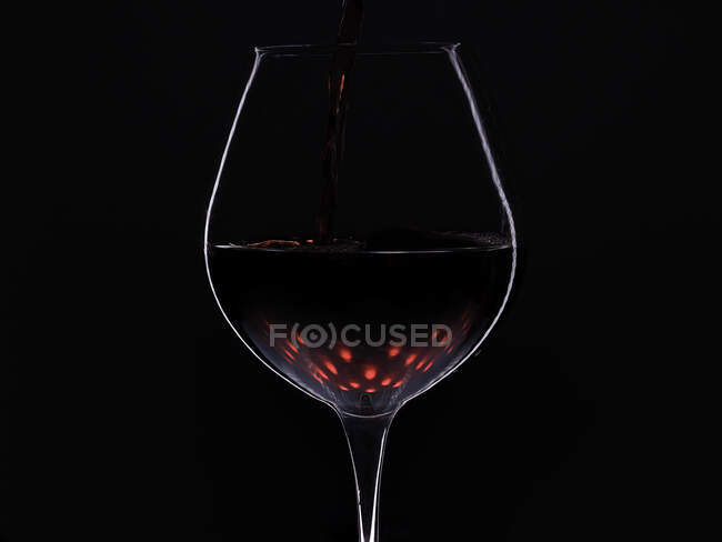 Copa de vino con reflexiones de luz led - foto de stock