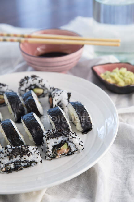 Sushi nigiri com molho de soja e wasabi — Fotografia de Stock