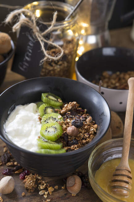 Завтрак с мёдом, орехами, йогуртом и киви — стоковое фото