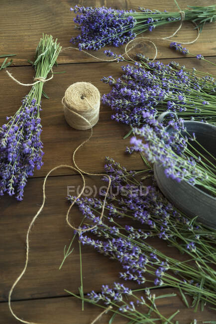 Zubereitung von frischen Lavendelsträußen auf einem Holztisch — Stockfoto