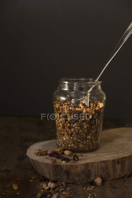 Tarro de vidrio lleno de granola - foto de stock
