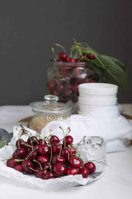 Cerezas frescas con azúcar morena - foto de stock