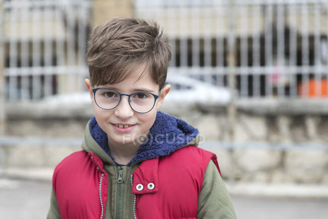 Портрет улыбающегося мальчика в очках — стоковое фото