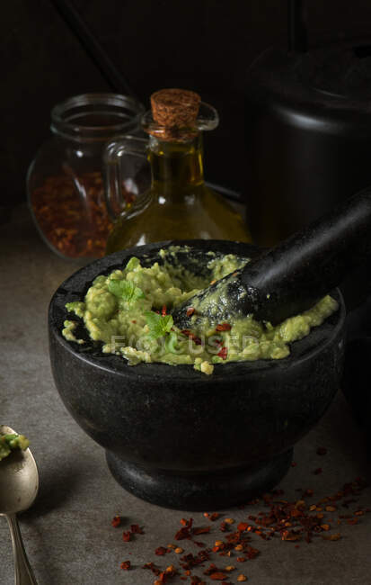 Freshly prepared guacamole in a pestle and mortar — Stock Photo
