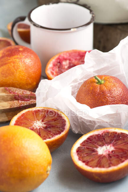 Крупный план нарезанных кровавых апельсинов на столе — стоковое фото