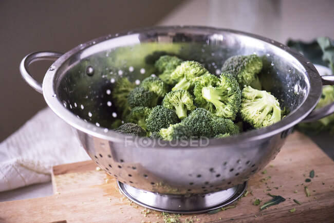 Primo piano dei broccoli preparati in un colino — Foto stock