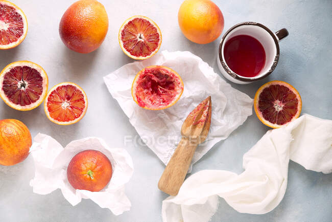 Preparación de zumo de naranja a partir de naranjas - foto de stock