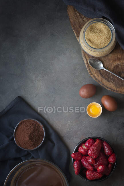 Zutaten für einen Schokoladen-Erdbeerkuchen — Stockfoto
