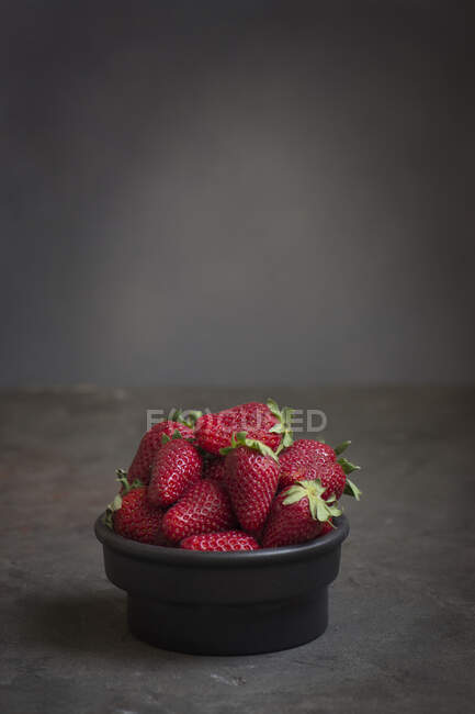 Інгредієнти для шоколадного полуничного торта — стокове фото