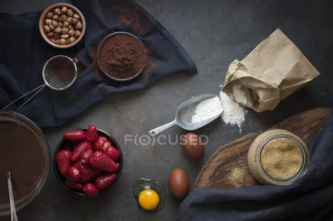 Ingredients to make a chocolate strawberry cake — Stock Photo