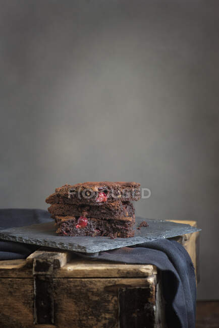 Scheiben Schokoladen-Erdbeerkuchen auf Schiefer — Stockfoto