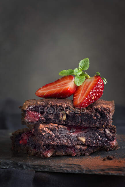 Tranches de gâteau aux fraises garnies d'une fraise — Photo de stock