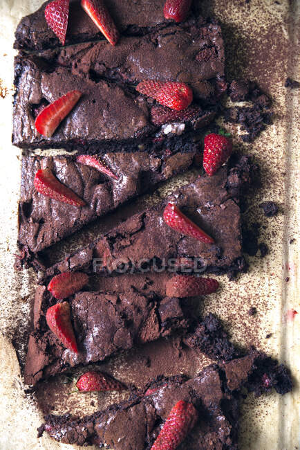 Vue aérienne des tranches de gâteau aux fraises au chocolat — Photo de stock
