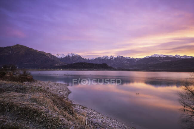 Montaña y lago paisaje, Italia - foto de stock
