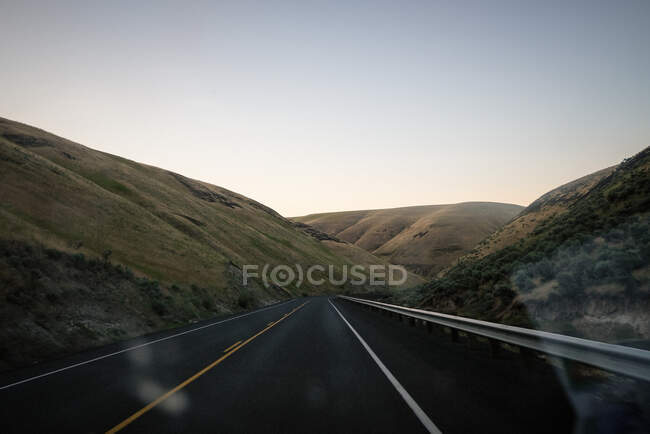 Route droite à travers un paysage rural, Washington, États-Unis — Photo de stock