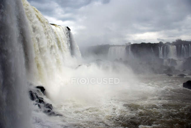 Primer plano de las Cataratas del Iguazú, Brasil - foto de stock