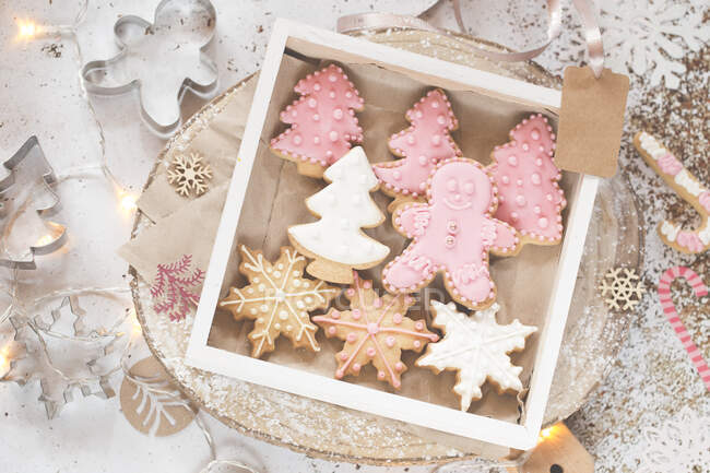 Box of home made Christmas cookies and Christmas decorations — Stock Photo