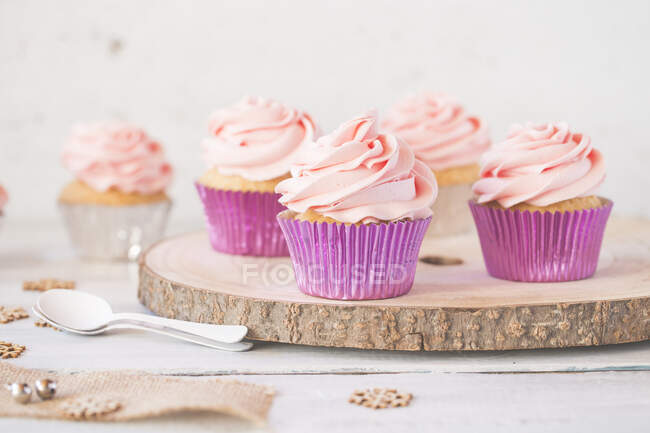 Cupcakes com cobertura de creme de manteiga — Fotografia de Stock