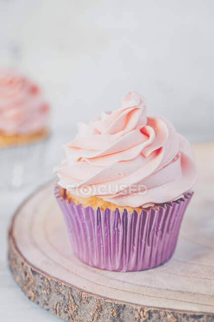 Nahaufnahme eines Cupcake mit Buttercremezuckerguss — Stockfoto
