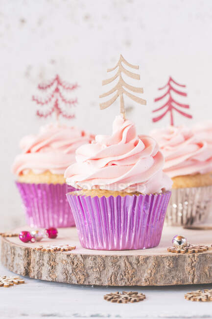 Cupcake con glassa al burro decorati con alberi di Natale — Foto stock