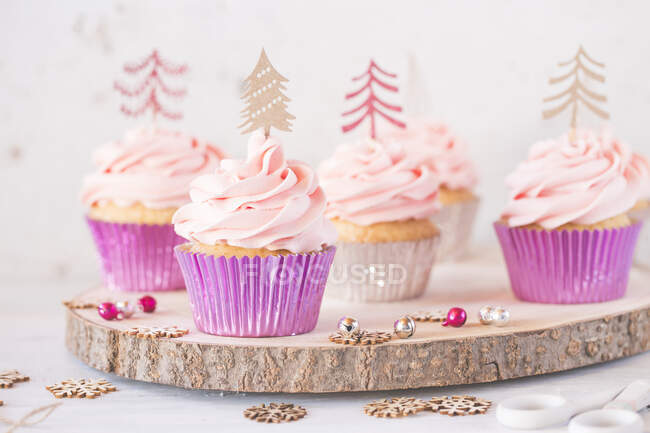 Cupcakes mit Buttercreme-Zuckerguss mit Weihnachtsbäumen verziert — Stockfoto