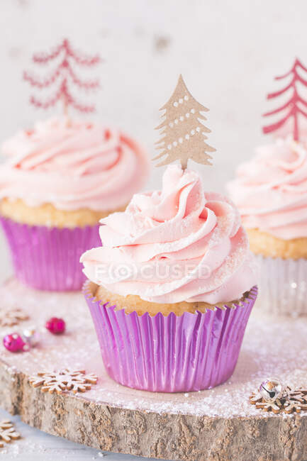 Cupcakes con glaseado de crema decorado con árboles de Navidad - foto de stock