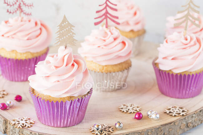 Cupcakes with buttercream icing decorated with Christmas trees — Stock Photo
