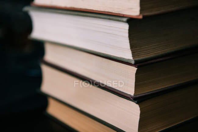 Крупный план стопки книг в твёрдом переплете — стоковое фото
